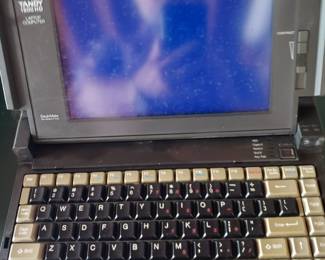 VINTAG E Tandy 1500 HD Lap top computer DeskMate