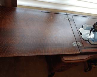 White rotary sewing machine in quarter sawn oak cabinet w/6 drawers