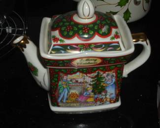 English Sadler 'Christmas' tea pot