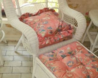 Matching wicker chair w/cushions