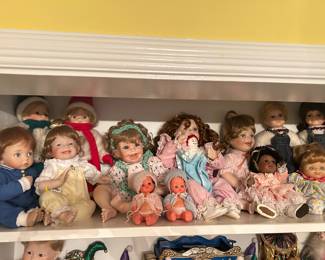 LOTS OF DOLLS