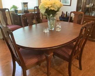 Harden dining room table with 8 chairs, 2 leaves, pads. Measures 44 w x 64 l x 30 h. Presale $325
