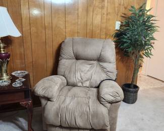 Like New Recliner / Lift Chair