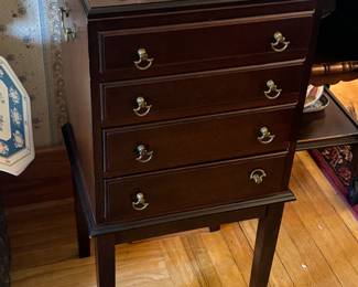 Elegant chest table