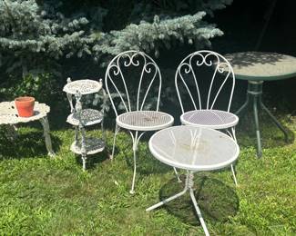 Cute patio set, wrought iron pieces 