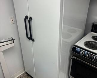 Side by side refrigerator freezer