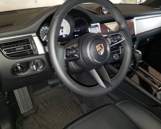 2023 Porsche Macan Driver side console