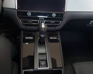 2023 Porsche Macan Center console