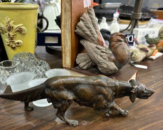 Great sculpture of dog on point