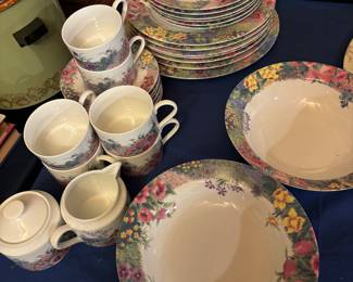 Nikko "Secrete Garden" Service for 6 35 pcs