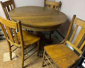 Antique table with claw feet
2 leaves
4 chairs 
