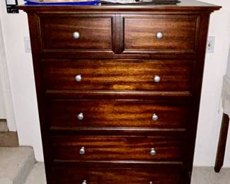 Upright chest of drawers