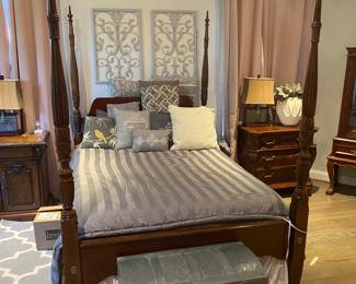 This gorgeous four poster is framing a like-new queen size Adapt Contour Medium bed.