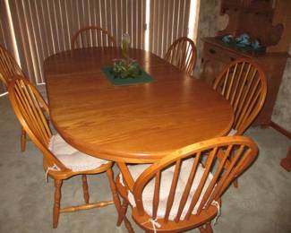 AMISH OAK OVAL TABLE WITH LEAF // 6 CHAIRS