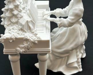 Dept 56 Winter Silhouette Carol’s Around The Spinet 2 Piece Piano Figurine
Please see photos for details and wear. This full miniature piano collection has currently has been submitted to the Guinness Book of World Records and is pending verification.