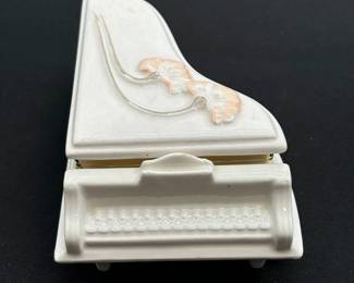 Vintage LaFavorita Creazione Originale Porcelain Art Deco Piano Trinket Box
Please see photos for details and wear.
