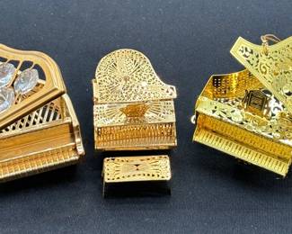 Filigree Style Miniature Piano Figures To Include What Appears To Be Gold Plated With Clear Swarovski Element Crystal by Mascot 1995
Gold plating and swarvoski crystals are not guaranteed or certified, they are what appears to be