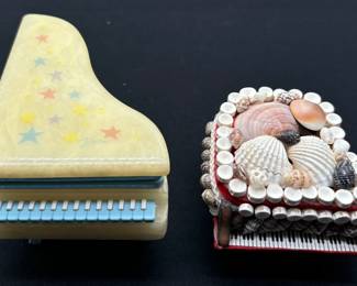 Vintage Alabaster Duska Piano Trinket Box And Seashell Mini Piano Trinket Box
Please see photos for details and wear. This full miniature piano collection has currently has been submitted to the Guinness Book of World Records and is pending verification.
