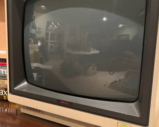 Vintage SR3000 TV, powers on