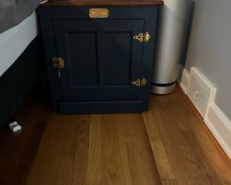 1 of several nice end stands - blue