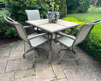 Nice Outdoor Table w Chairs