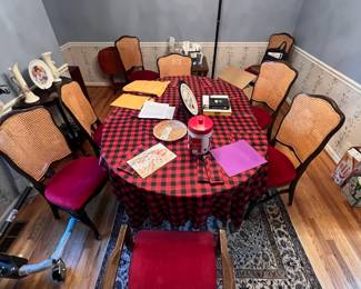Table with 2 leaves and 8 chairs, including an armchair