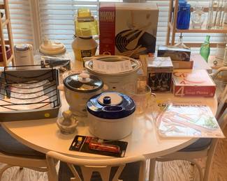 Kitchen appliances, electronics and decor