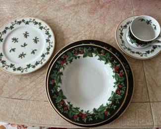 WAVERLY HOLIDAY BOUQUET SERVICE FOR 18.             FIVE PIECE PLACE SETTINGS