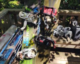 Snowboards, Snow skis, barbells 