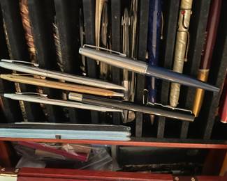 Large selection of vintage pens.