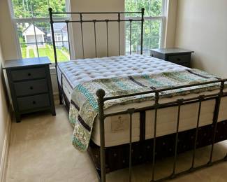 IRON BED QUEEN