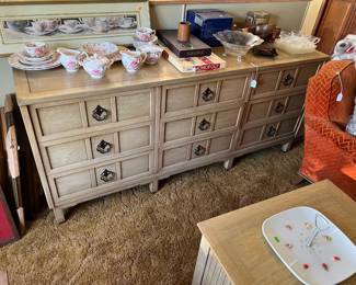 Here is a quick look at the other buffet table. 