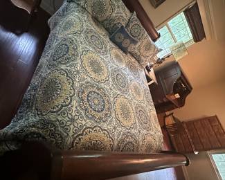 Buy it now – Complete Queen Sleigh bed, Serta mattress, and boxspring
$400