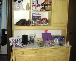 THOMASVILLE DRESSER WITH HUTCH  $ 125.00