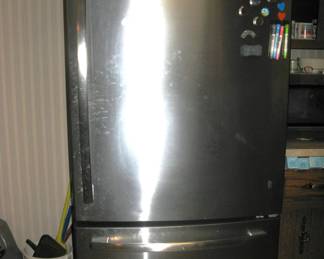 GE Stainless Steel fridge freezer  BUY IT NOW $400.00