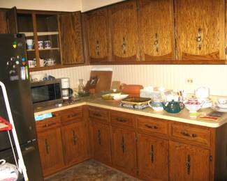 OAK KITCHEN CABINETS AND APPLIANCES 