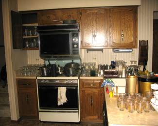OAK KITCHEN CABINETS AND APPLIANCES 