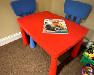childrens small table with two chairs