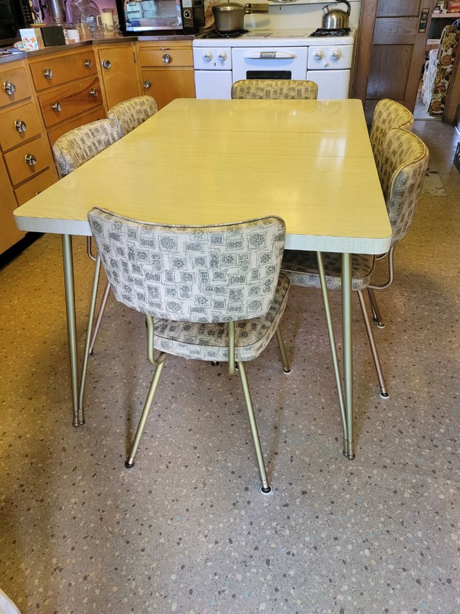 Absolutely Beautiful Mid Century Modern kitchen dinette table and 6 chairs. Chrome and formica. All in amazing condition!!