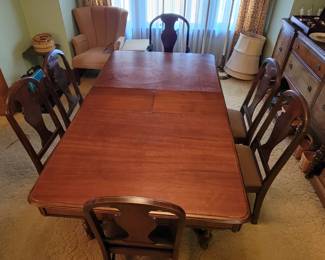 Beautiful antique room table and 6 chairs! Extention Folds into and under the table top.