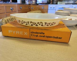 Pyrex baking dish with original box. 