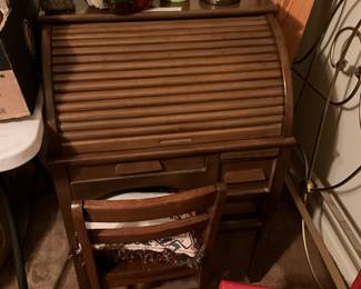 Bedroom - child’s desk & chair