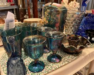 Carnival glass ( grapes)