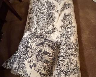 Gorgeous black/white full/queen bedding with pillow