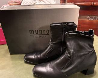 Size 7 Munro short boots