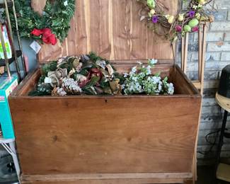 Vintage blanket/ quilt storage chest - flowers are separate