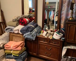 2nd bedroom - blankets, hats, decor on double mirror dresser