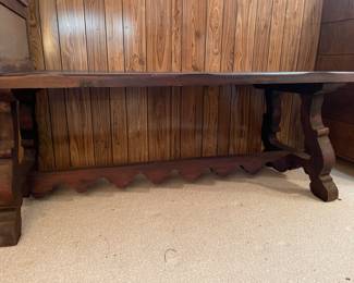 Harvest table with scalloped tressel