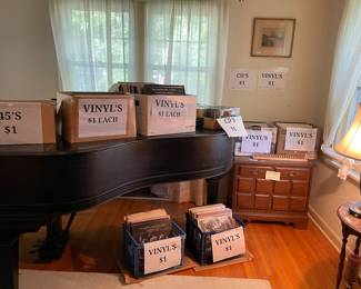 Large selection and variety of vinyls, cds, 45’s