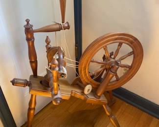 Functioning and gently used spinning wheel 